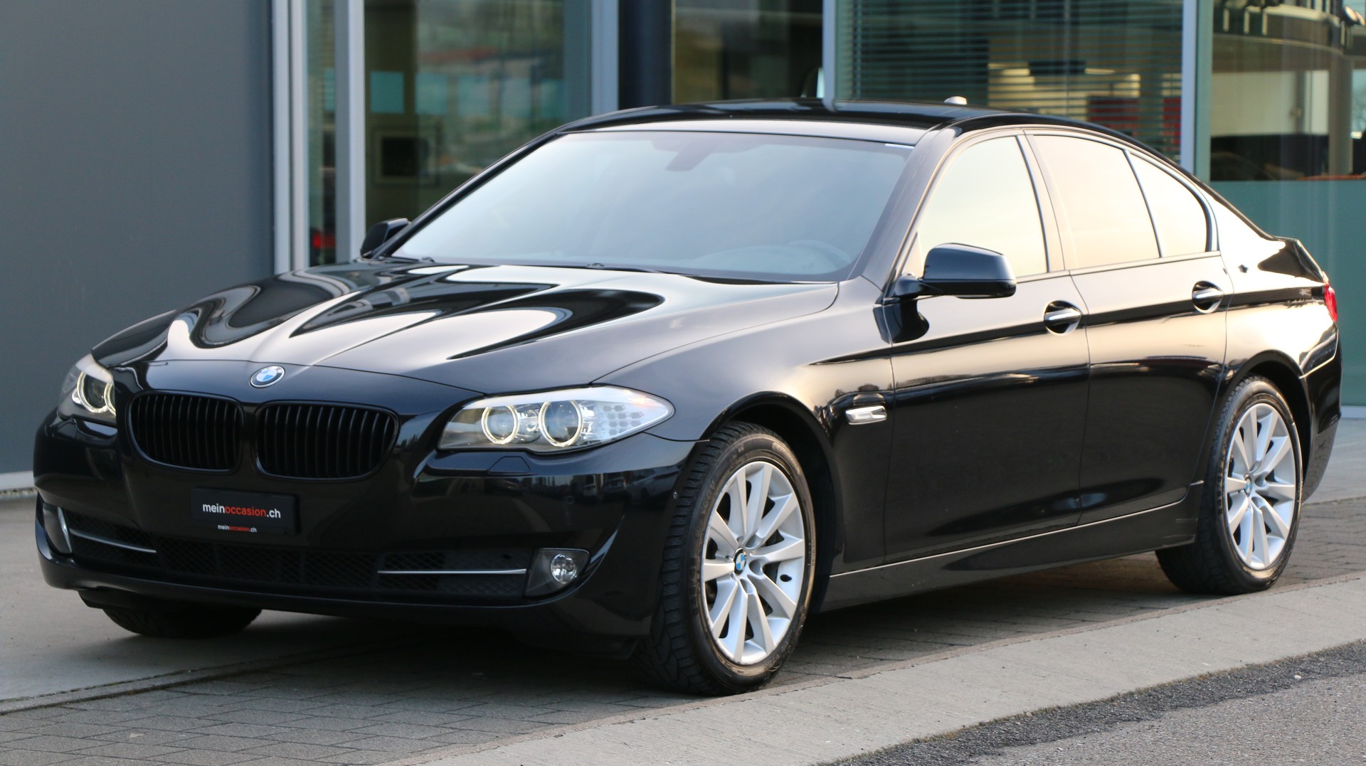BMW 530d xDrive (2013) - fotografia 3