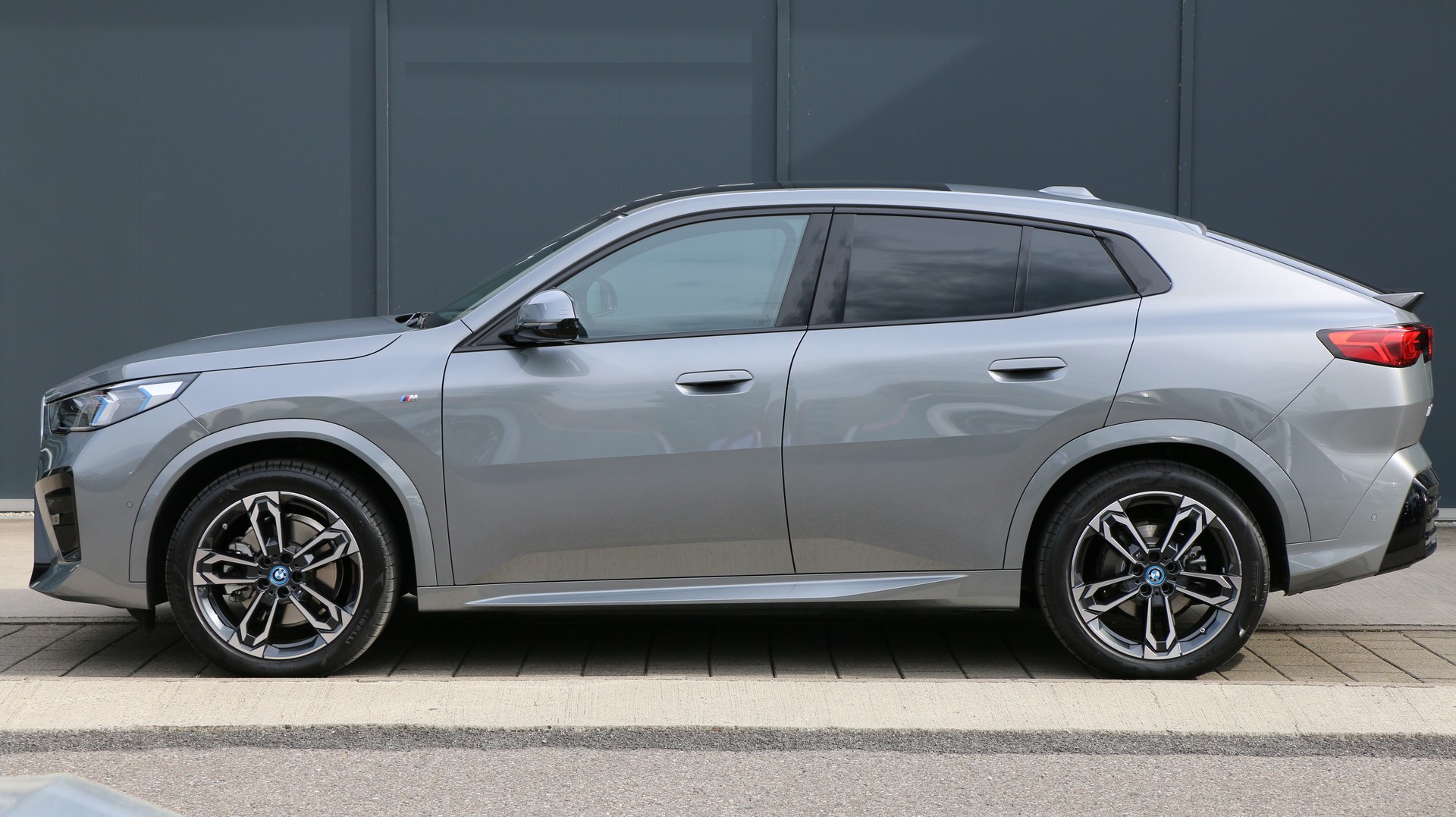BMW iX2 xDrive 30 M Sport (2024) - fotografia 3