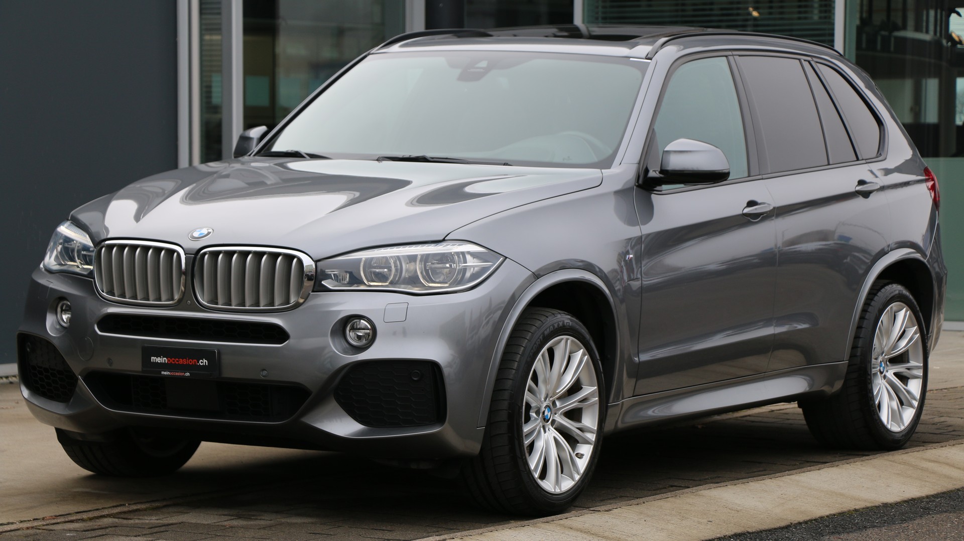 BMW X5 xDrive 50i (2016) - fotografia 4