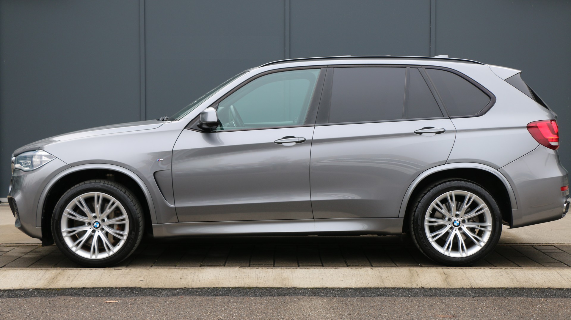 BMW X5 xDrive 50i (2016) - fotografia 5