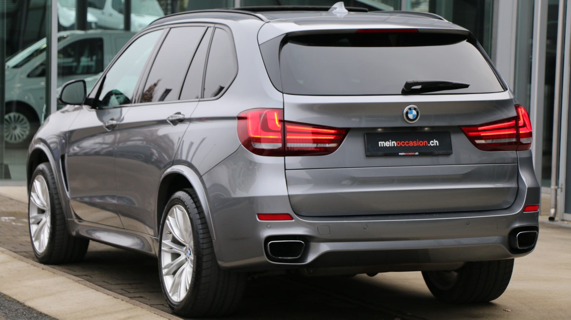 BMW X5 xDrive 50i (2016) - fotografia 6