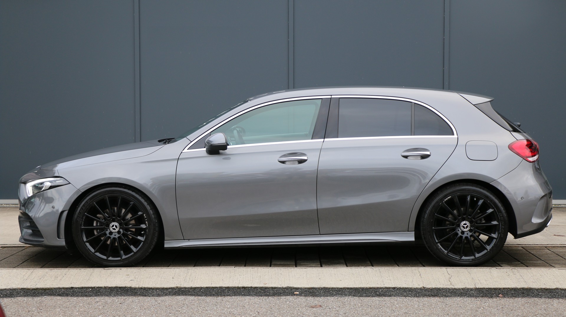 Mercedes-Benz A 180 d AMG Line (2019) - fotografia 3