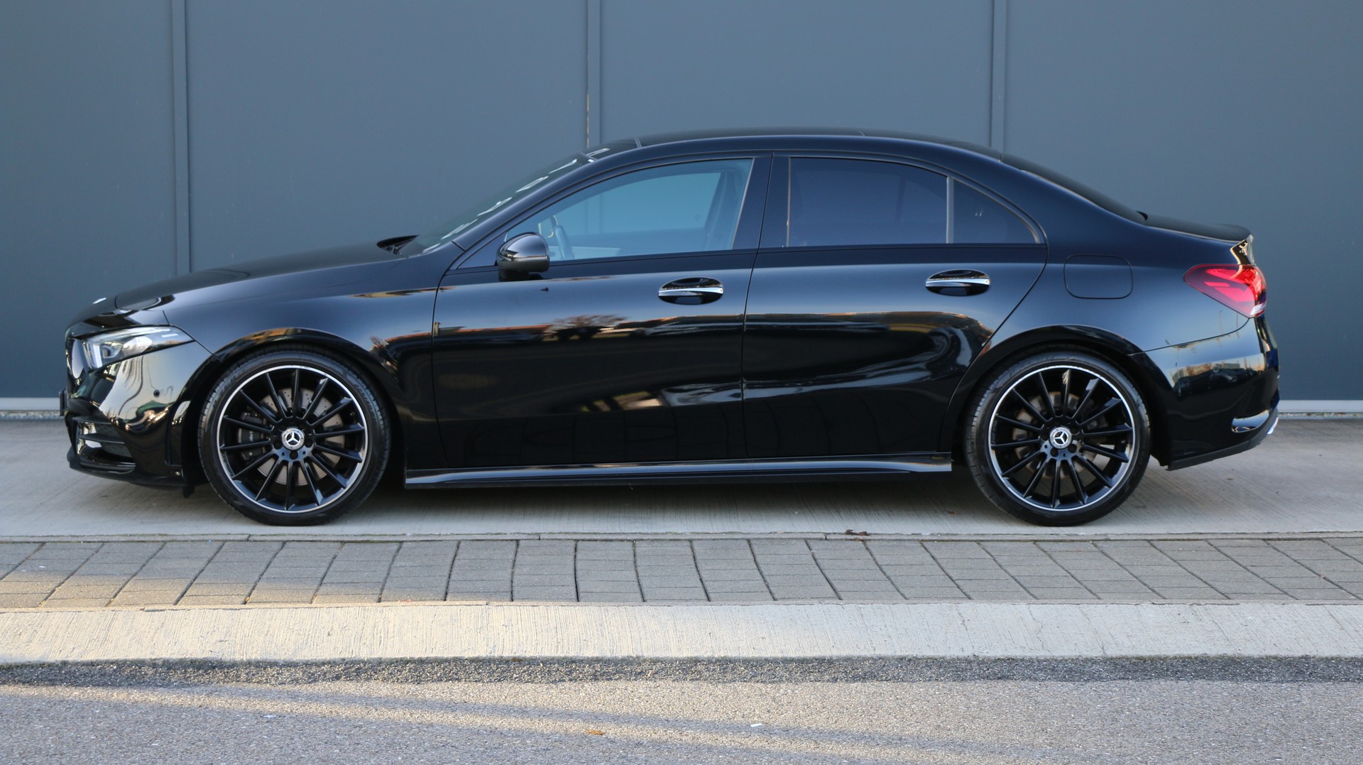 Mercedes-Benz A 250 4Matic AMG Line (2021) - fotografia 3