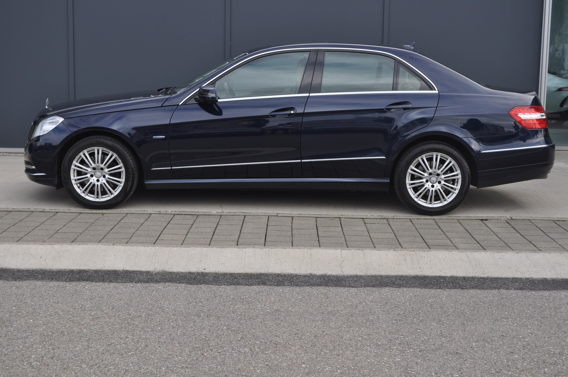 Mercedes-Benz E 300 CGI BlueEfficiency Elegance (2013) - fotografia 3