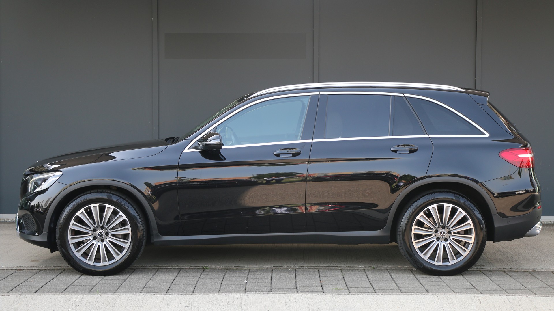 Mercedes-Benz GLC 220 d 4Matic (2017) - fotografia 3