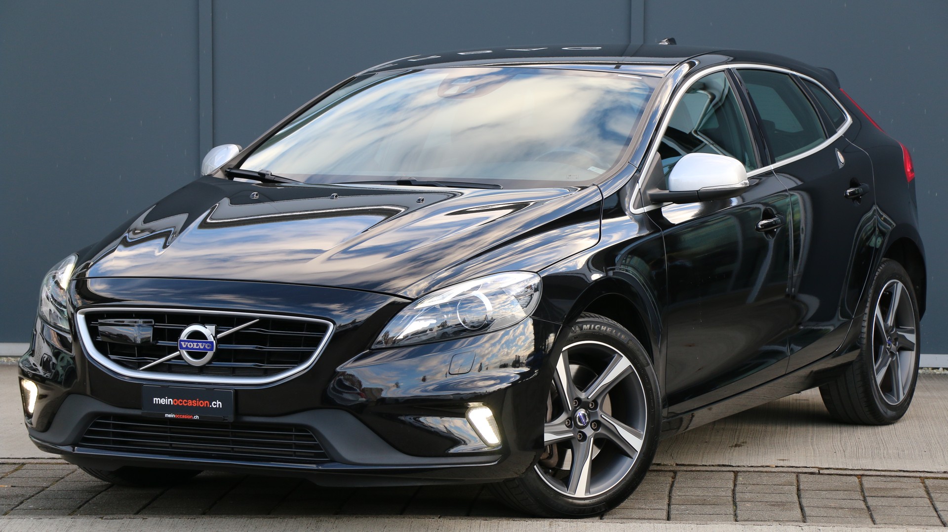 Volvo V40 D4 Momentum R-Design 2015
