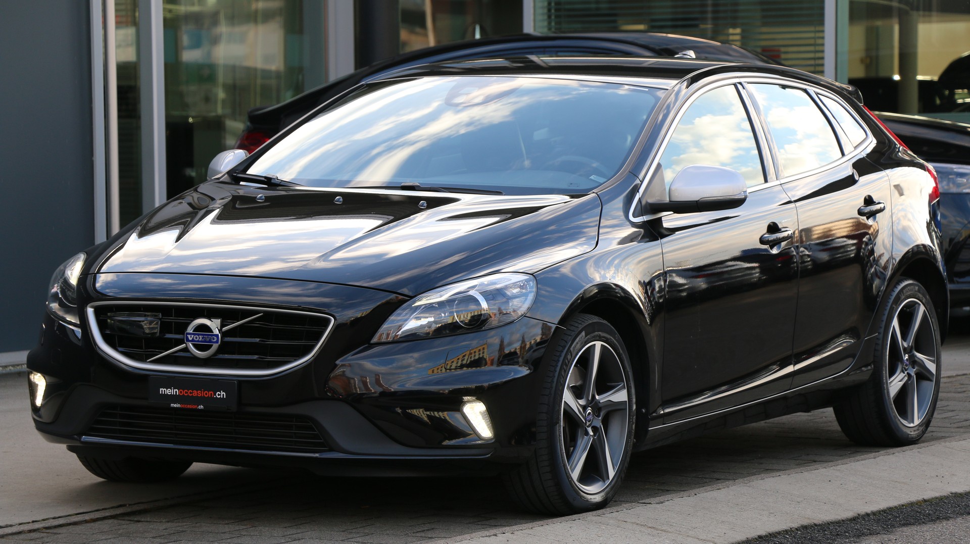 Volvo V40 D4 Momentum R-Design (2015) - fotografia 2