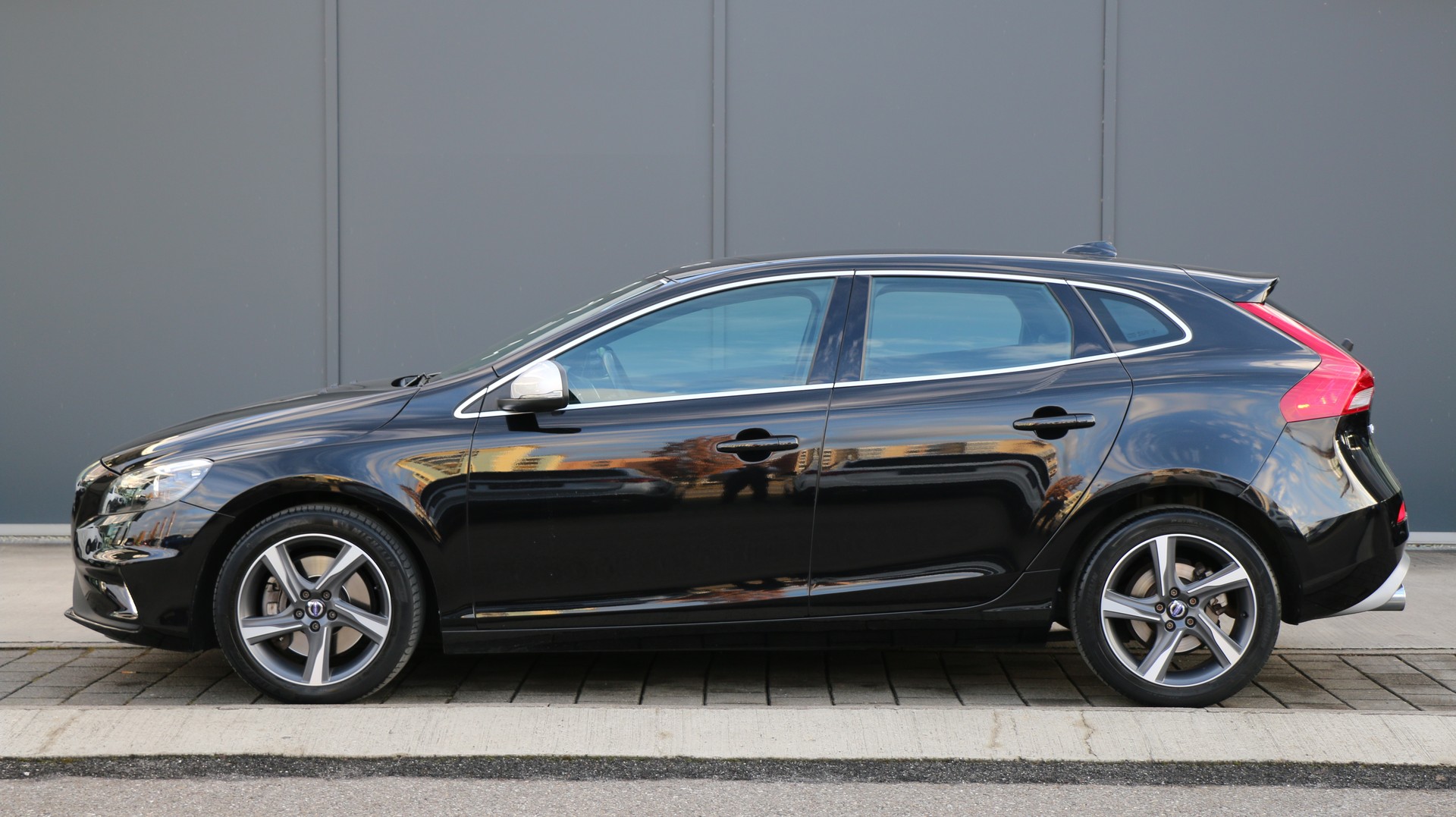 Volvo V40 D4 Momentum R-Design (2015) - fotografia 3