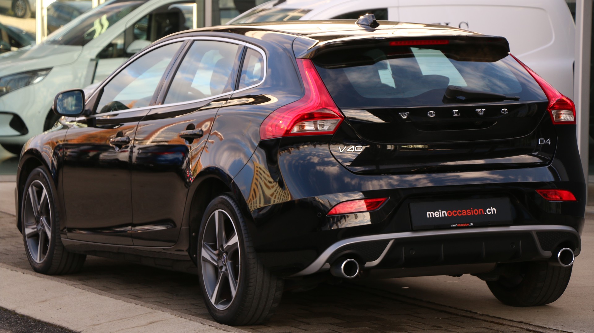 Volvo V40 D4 Momentum R-Design (2015) - fotografia 4