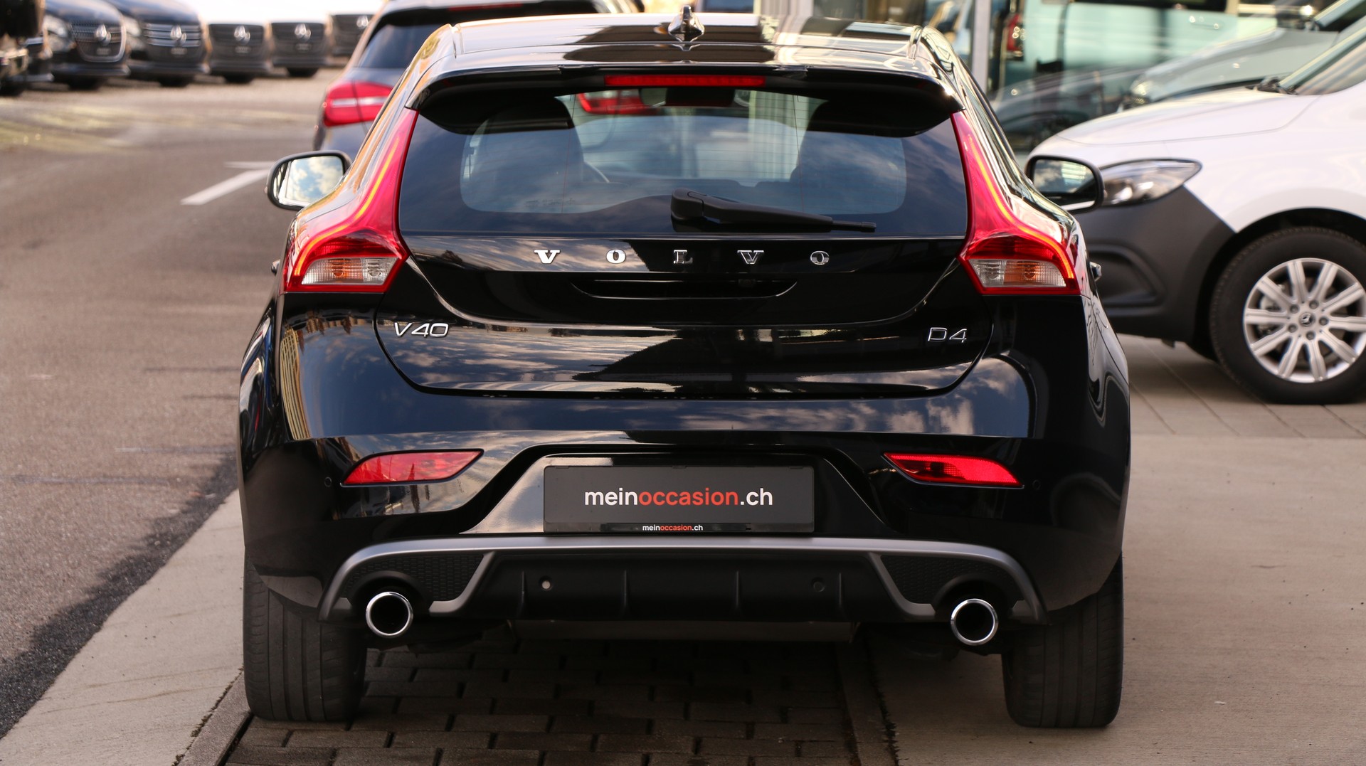Volvo V40 D4 Momentum R-Design (2015) - fotografia 5