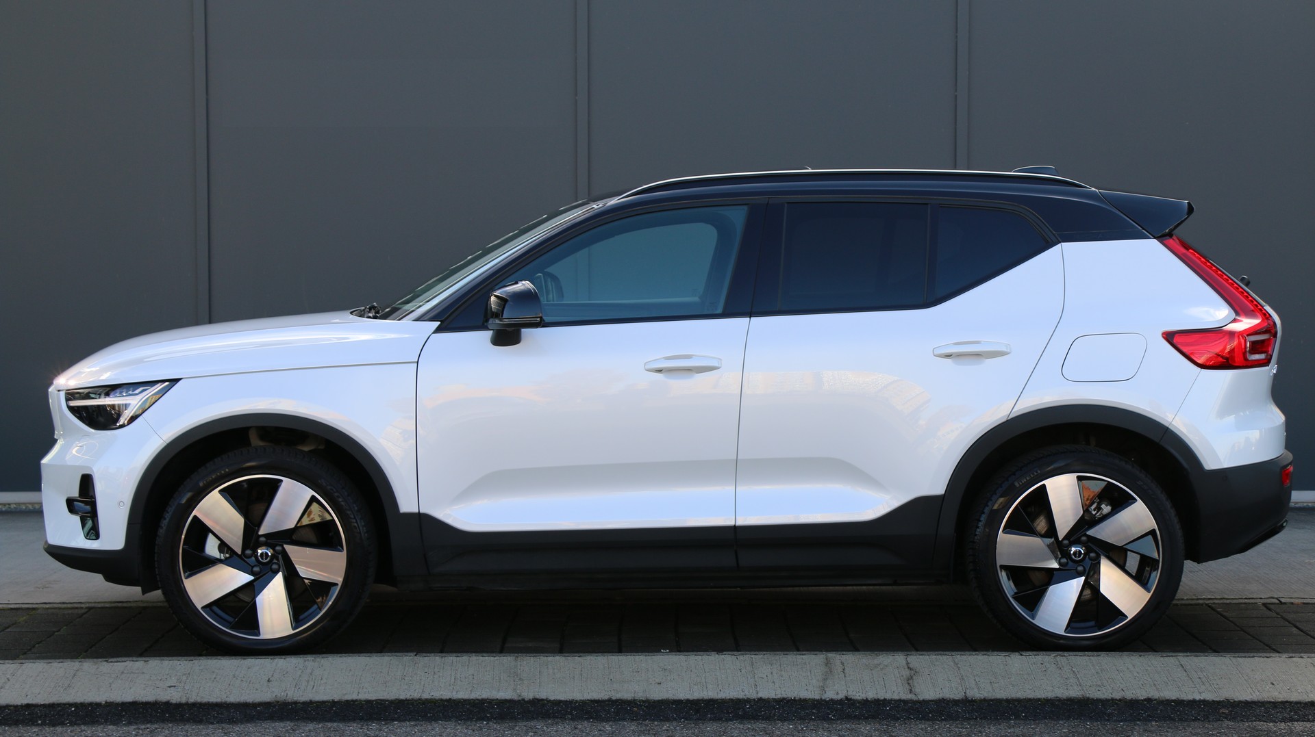 Volvo XC40 P8 AWD Recharge Ultimate (2023) - fotografia 3